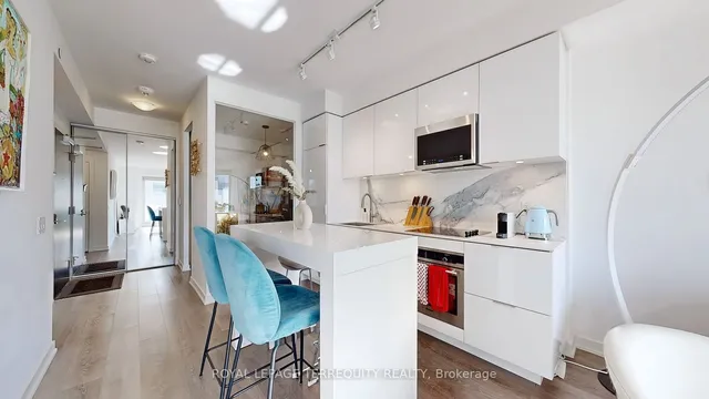 Additional image 10 of 609 Avenue Rd Unit 906