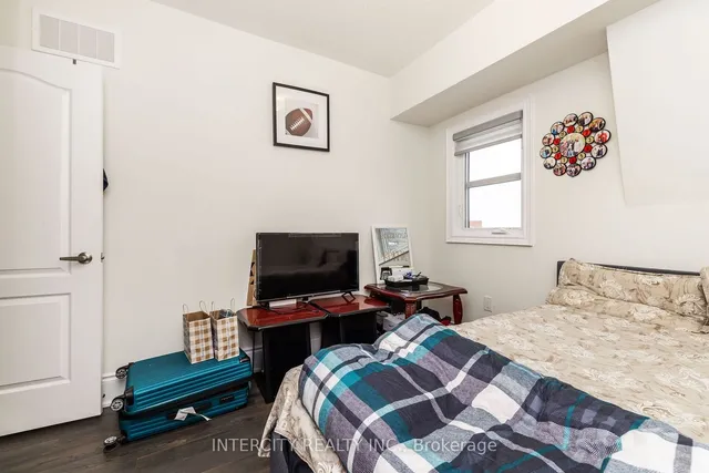 Additional image 22 of 32 Foxsparrow Rd