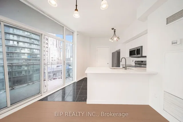 Additional image 18 of 600 Queens Quay Unit SPH16