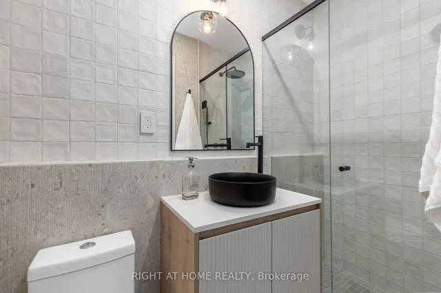 Additional image 33 of 768 Richmond St