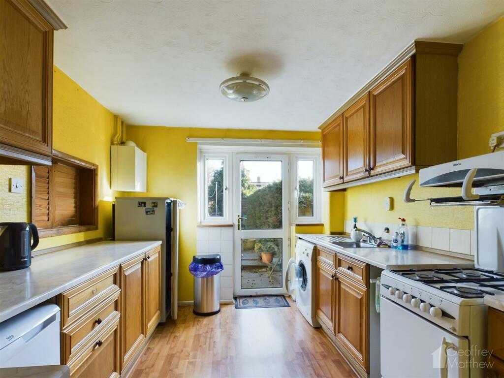 Additional image 5 of Spinning Wheel Mead, Harlow