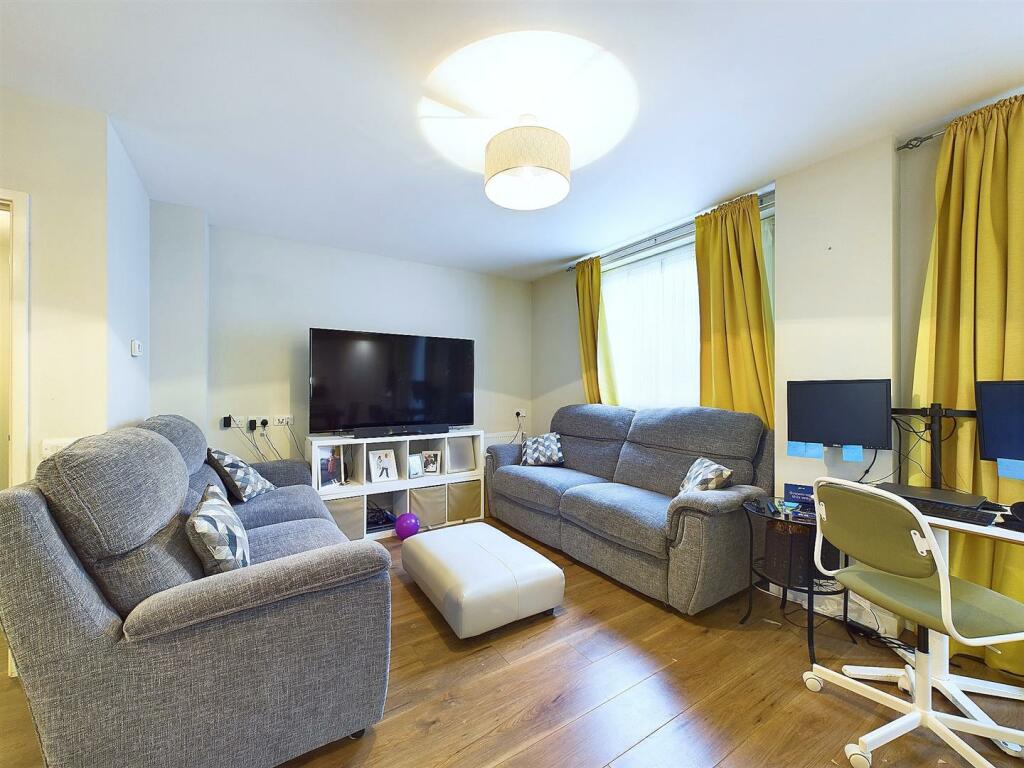 Additional image 9 of Station Approach Road, Coulsdon