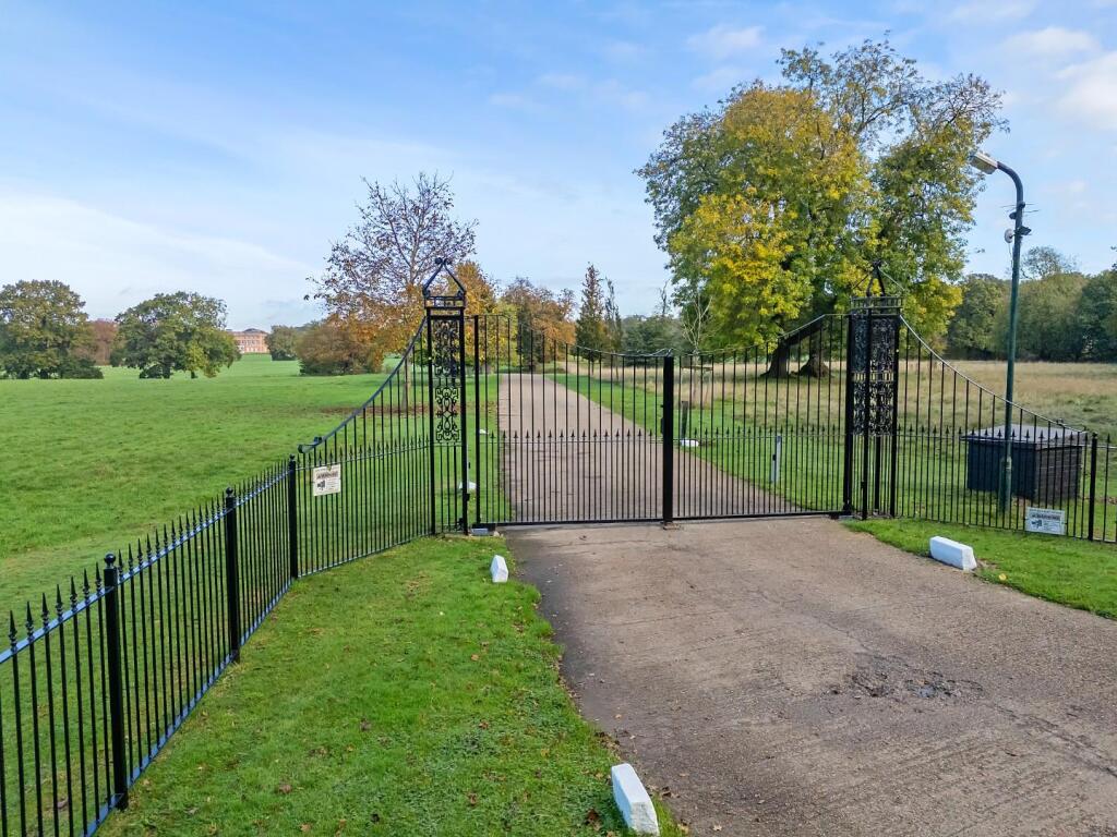 Additional image 18 of Brizes Park, Kelvedon Hatch