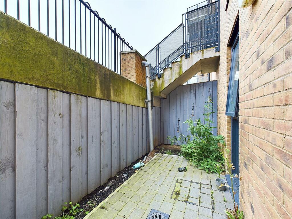 Additional image 13 of Station Approach Road, Coulsdon