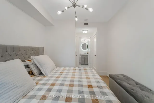 Additional image 32 of 70 Roehampton Ave Unit 1122