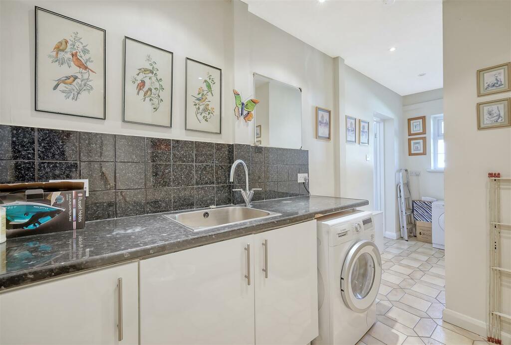 Additional image 17 of Hamlet Hill, Roydon: Spacious Detached Bungalow with Pool