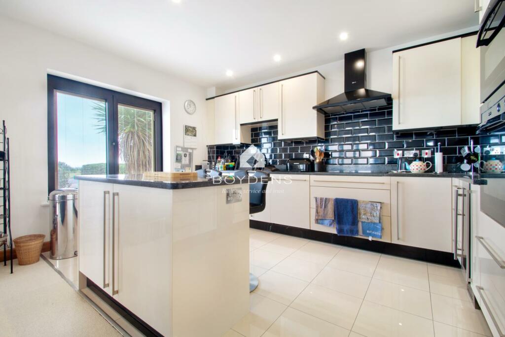 Additional image 4 of Cliff Way. Frinton on Sea