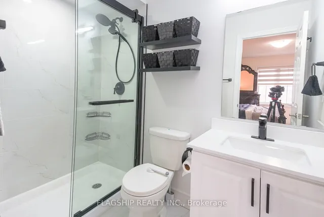 Additional image 16 of 19 Cedar Lake Cres