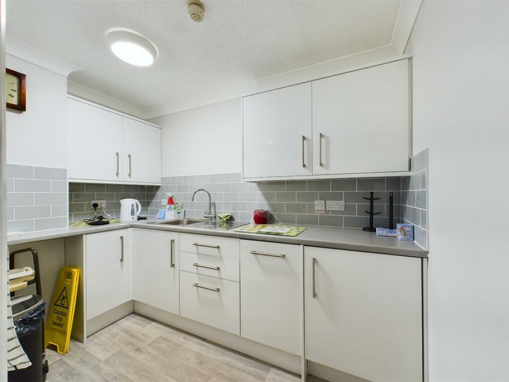 Additional image 14 of Brighton Road, Coulsdon