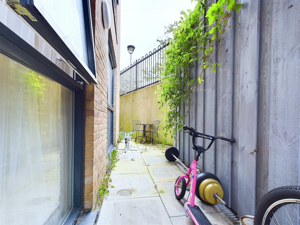 Additional image 12 of Station Approach Road, Coulsdon