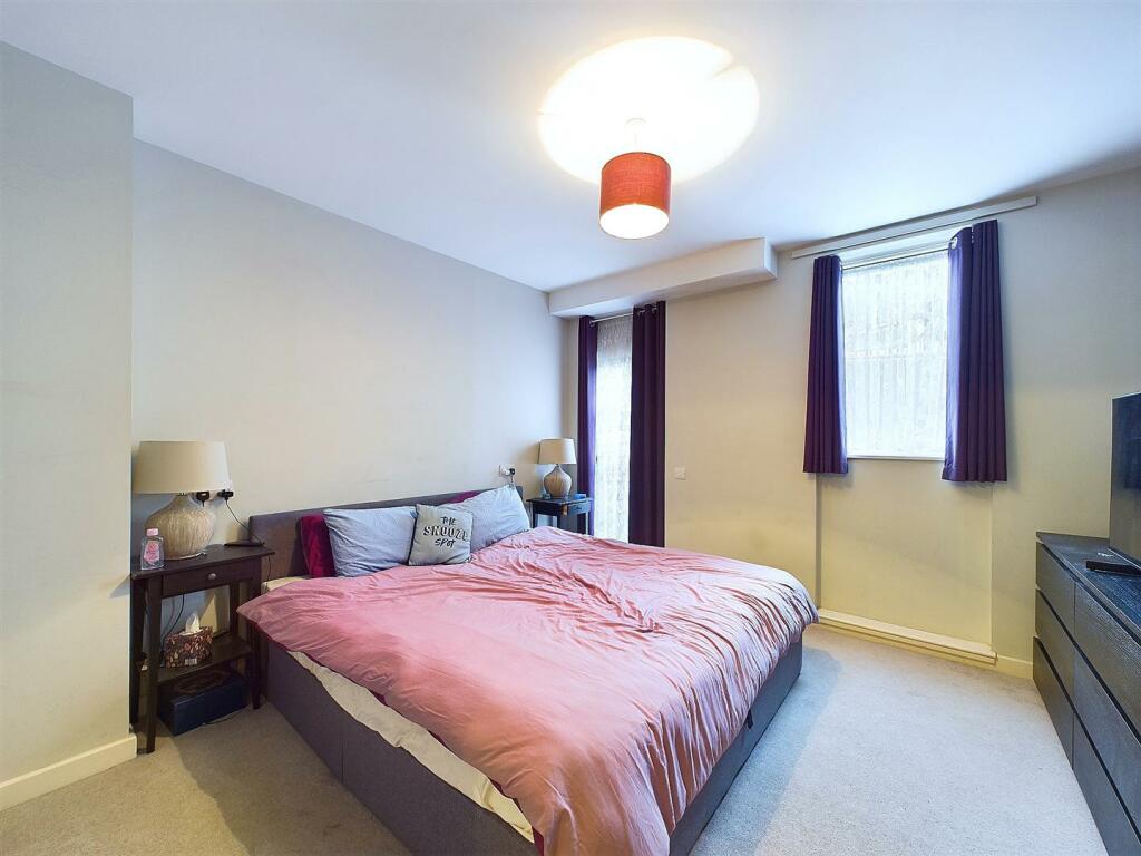 Additional image 15 of Station Approach Road, Coulsdon