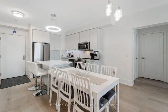 Additional image 9 of 70 Roehampton Ave Unit 1122