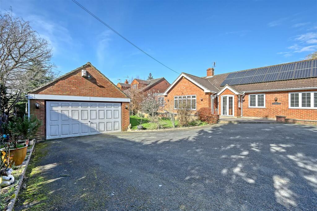 Additional image 31 of Hamlet Hill, Roydon: Spacious Detached Bungalow with Pool