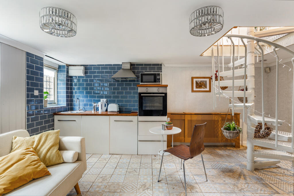 Additional image 9 of Woodcote Grove Road, Coulsdon, CR5