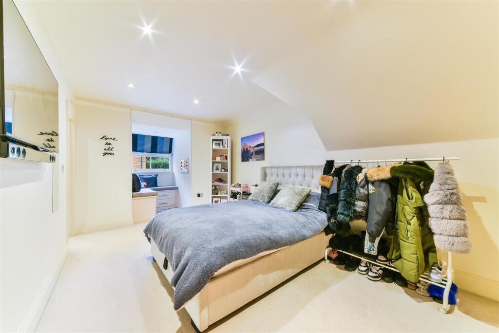 Additional image 21 of High Oaks Close, Coulsdon