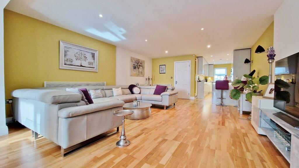 Additional image 9 of The Beach House, Green Lane, Walton On The Naze