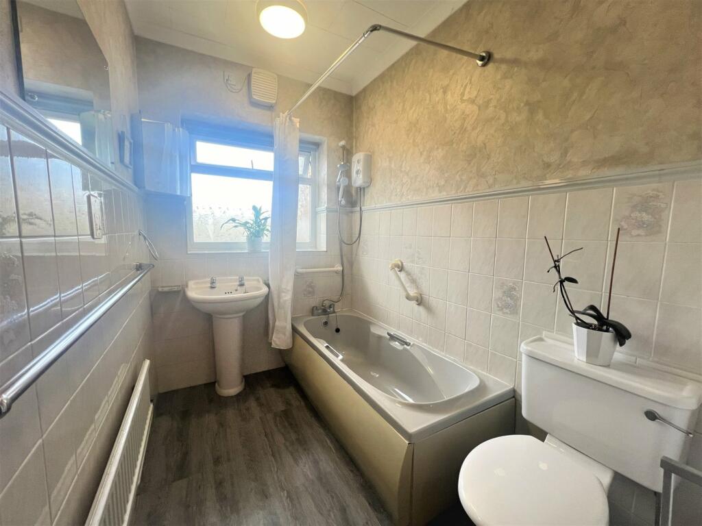 Additional image 14 of The Parade, WALTON ON THE NAZE, CO14