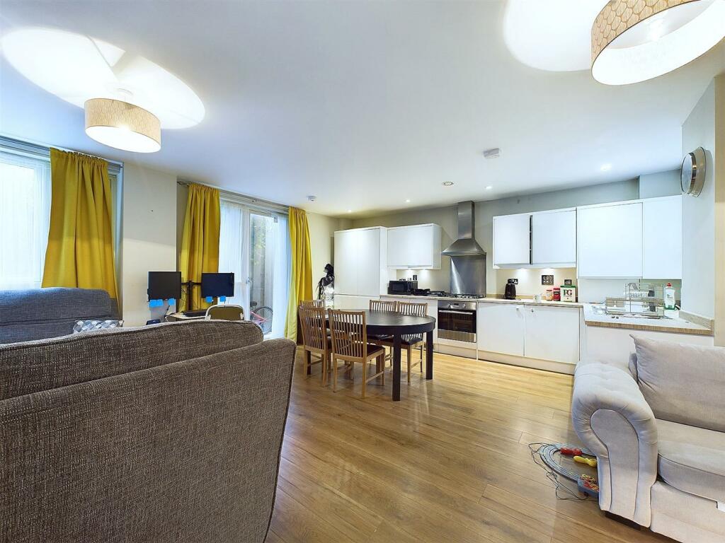 Additional image 7 of Station Approach Road, Coulsdon