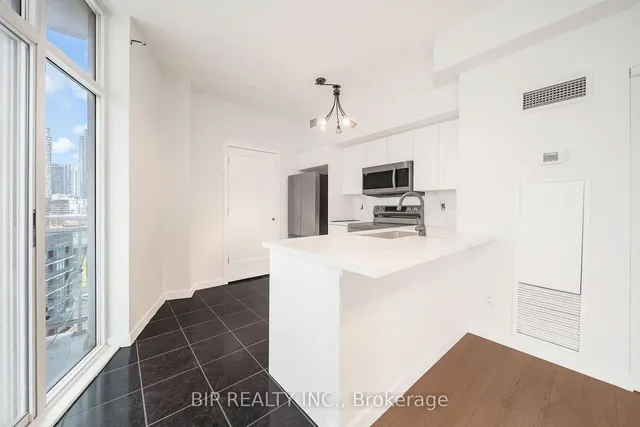 Additional image 20 of 600 Queens Quay Unit SPH16