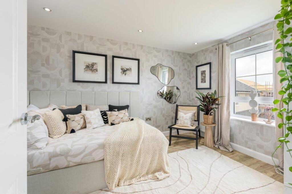 Additional image 7 of Low Road,
Dovercourt,
Essex,
CO12 3TX
