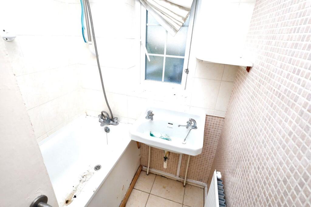 Additional image 9 of 10 Saxon Close, Brentwood, CM13 2EU