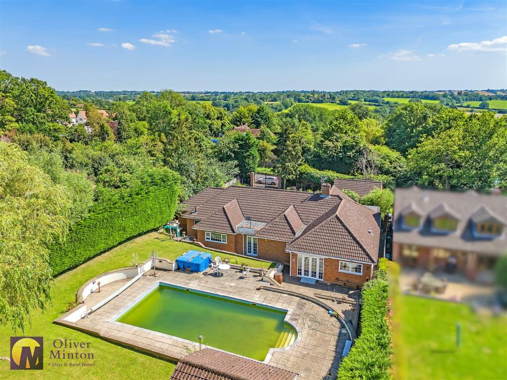 Additional image 35 of Hamlet Hill, Roydon: Spacious Detached Bungalow with Pool