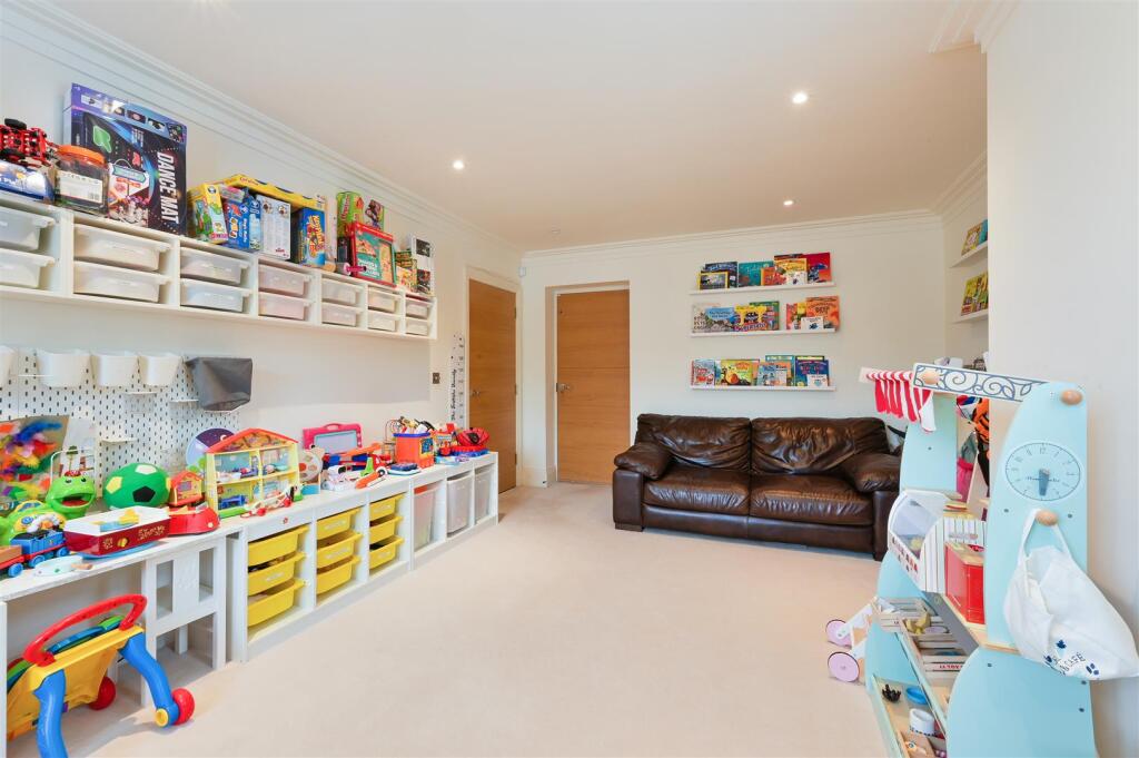 Additional image 23 of High Oaks Close, Coulsdon