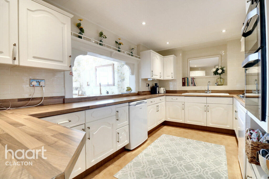 Additional image 3 of Marine Parade East, Clacton-On-Sea