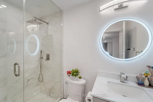 Additional image 34 of 70 Roehampton Ave Unit 1122