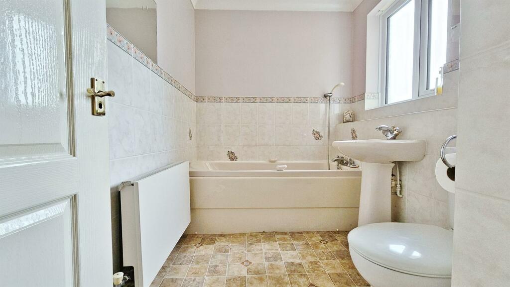 Additional image 16 of Louise Close, Walton On The Naze