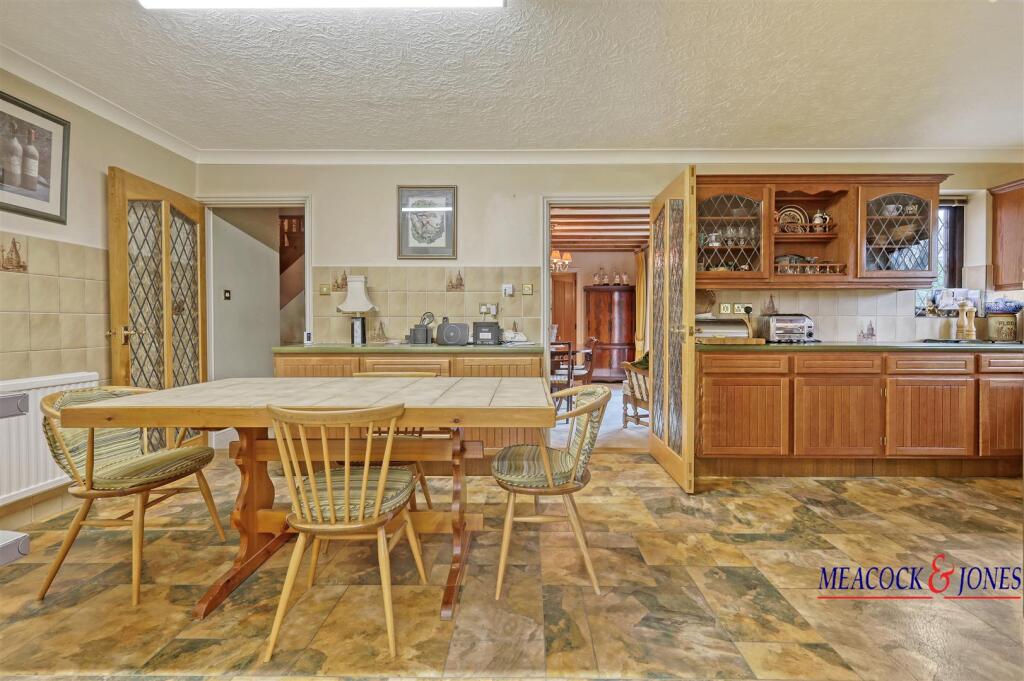 Additional image 17 of Roundwood Avenue, Hutton Mount, Brentwood