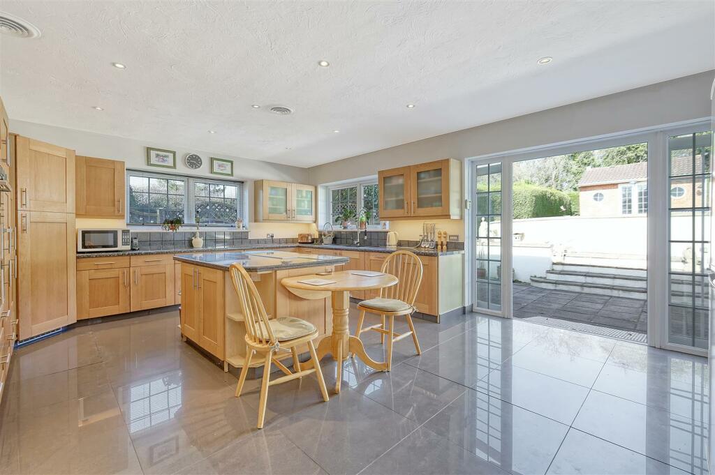 Additional image 14 of Hamlet Hill, Roydon: Spacious Detached Bungalow with Pool