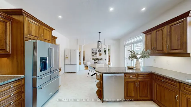 Additional image 8 of 520 Falconridge Cres