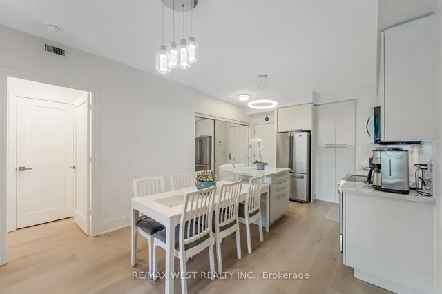 Additional image 11 of 70 Roehampton Ave Unit 1122