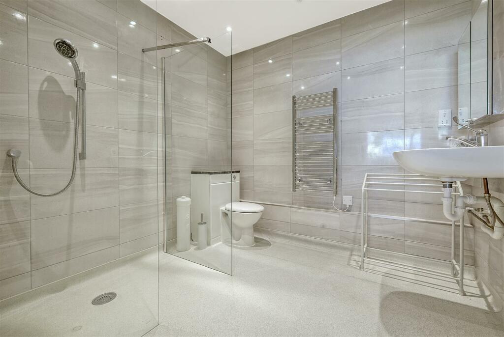 Additional image 23 of Hamlet Hill, Roydon: Spacious Detached Bungalow with Pool