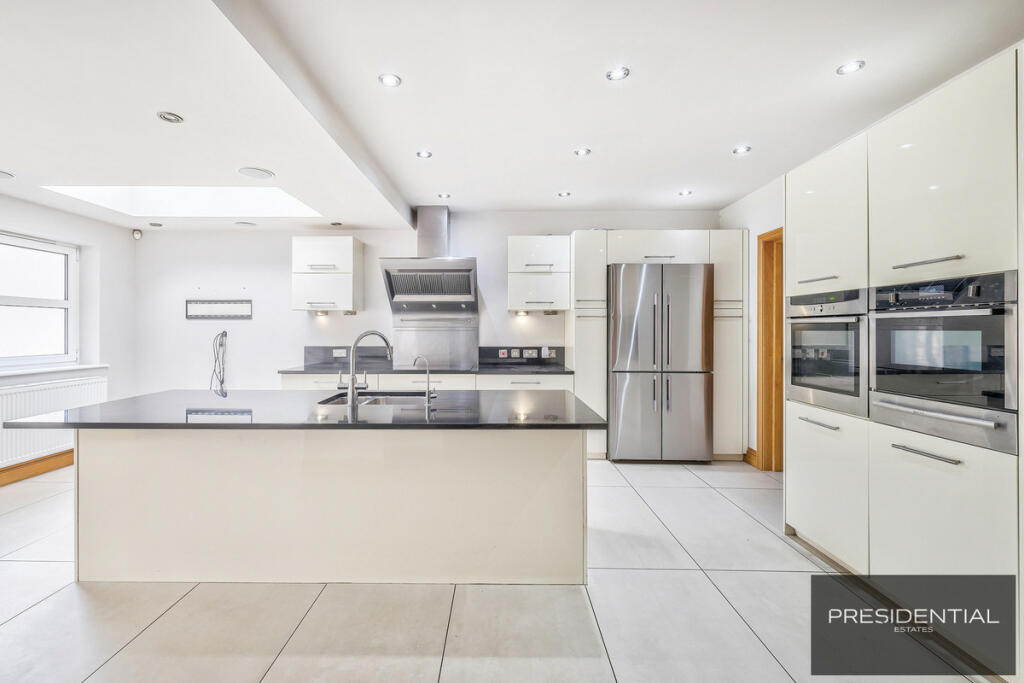 Additional image 5 of Dukes Avenue, Theydon Bois, CM16