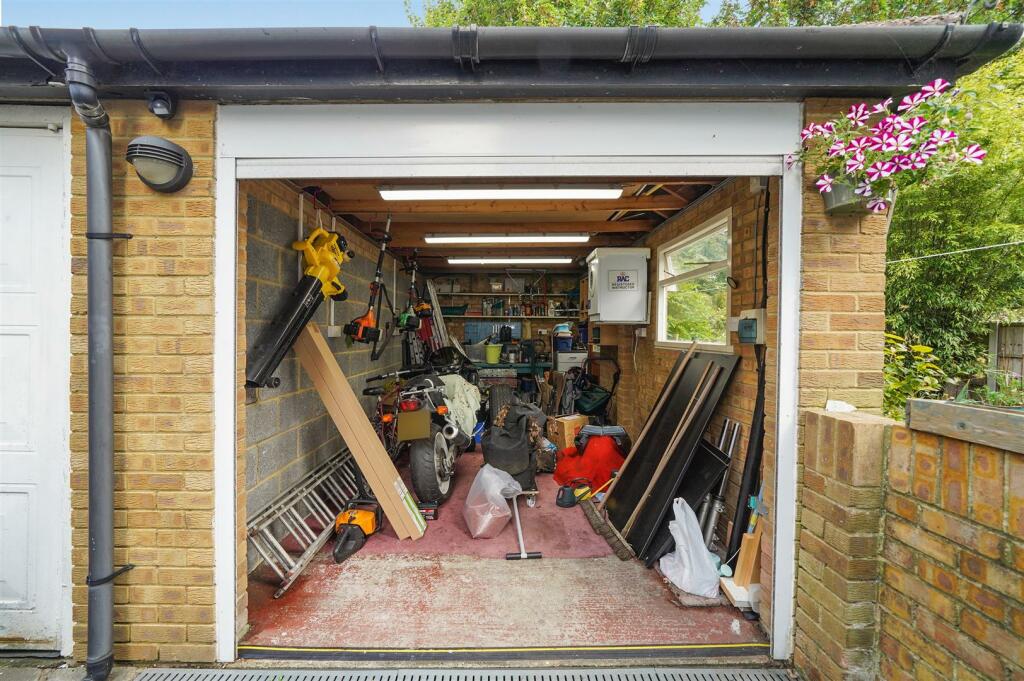 Additional image 30 of Carlyle Road, Croydon