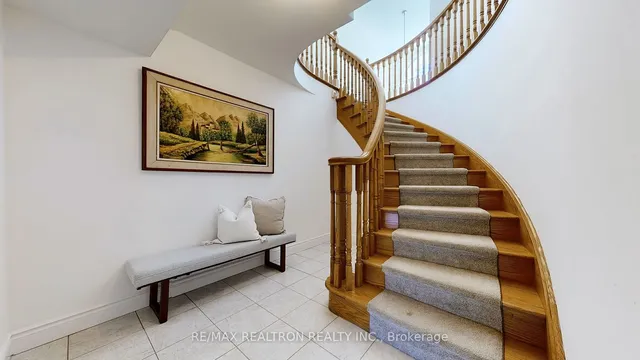 Additional image 24 of 520 Falconridge Cres