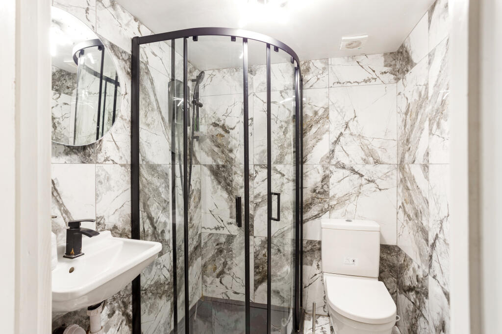 Additional image 12 of Woodcote Grove Road, Coulsdon, CR5