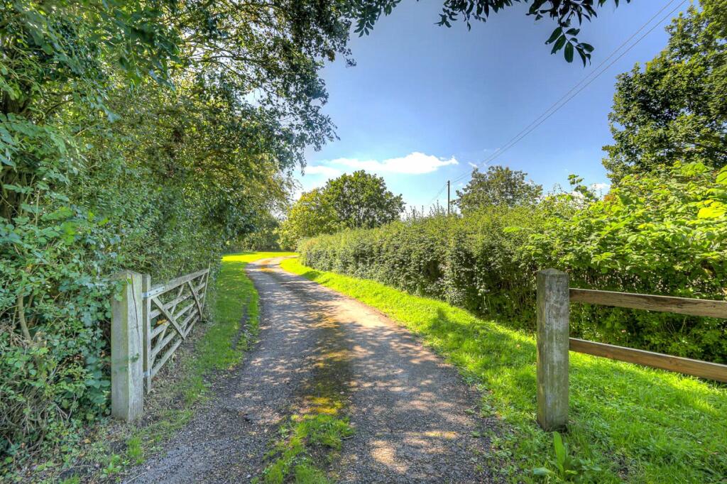 Additional image 3 of Doddinghurst Road, Pilgrims Hatch, CM15