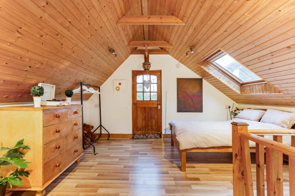 Additional image 10 of Woodcote Grove Road, Coulsdon, CR5