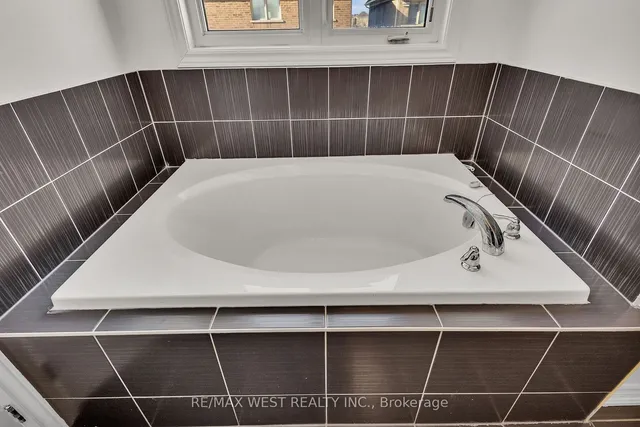 Additional image 35 of 84 Lone Rock Circ