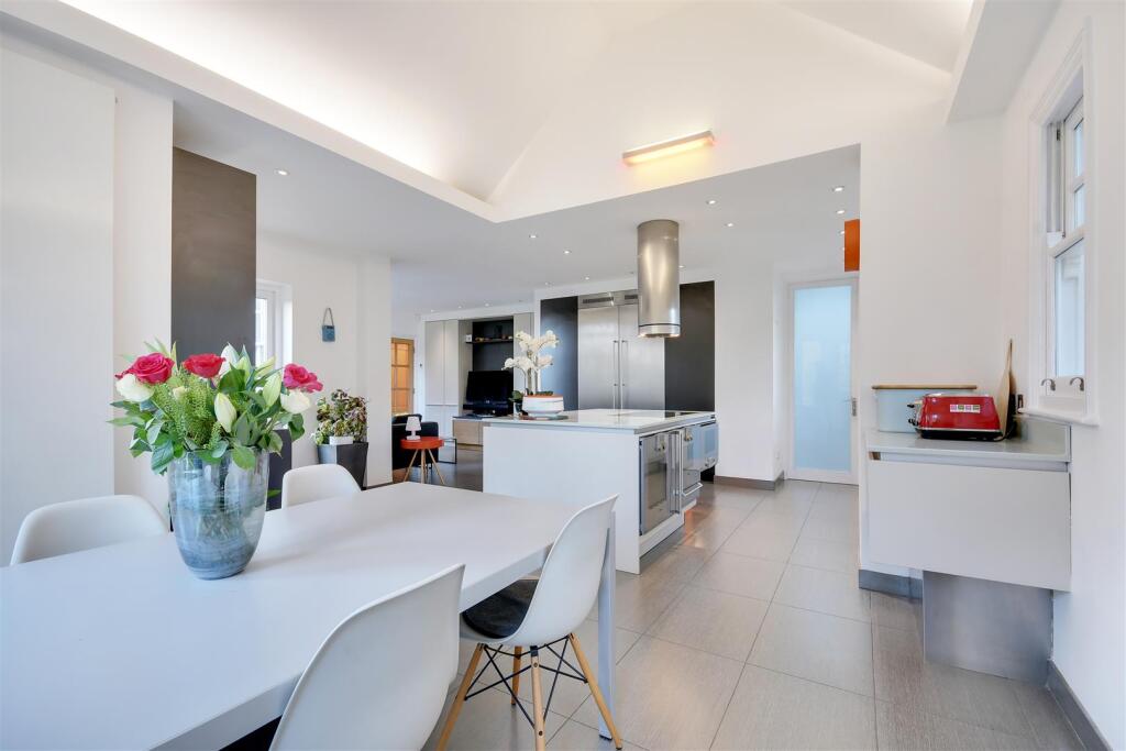 Additional image 8 of Hillwood Grove, Hutton Mount, Brentwood