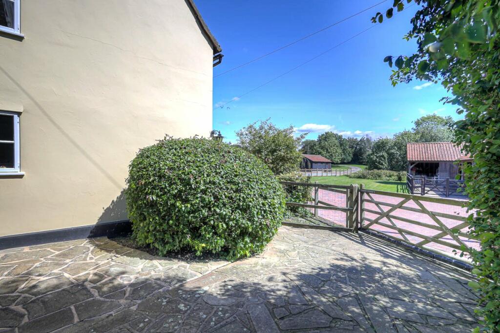 Additional image 8 of Doddinghurst Road, Pilgrims Hatch, CM15