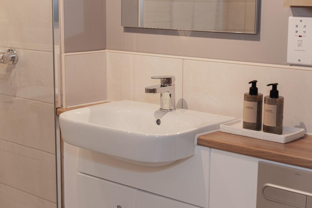 Additional image 8 of Woodcote Valley Rd, Purley