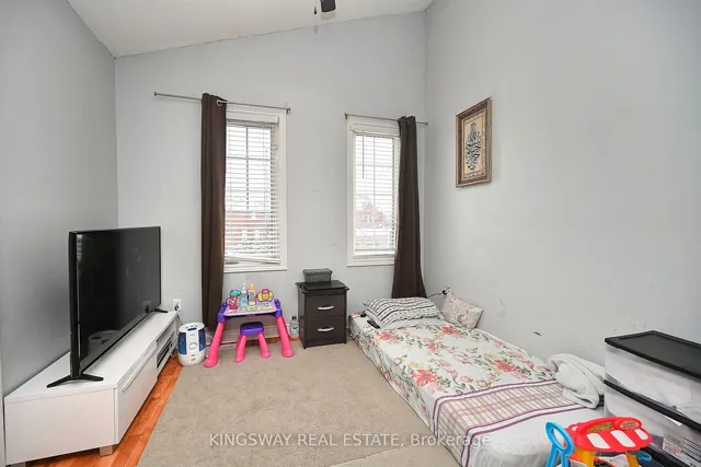 Additional image 28 of 918 Khan Cres