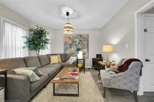 Additional image 28 of 76 Wellington St N/S St