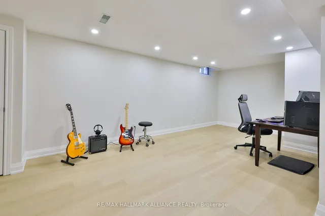 Additional image 33 of 411 Barclay Cres