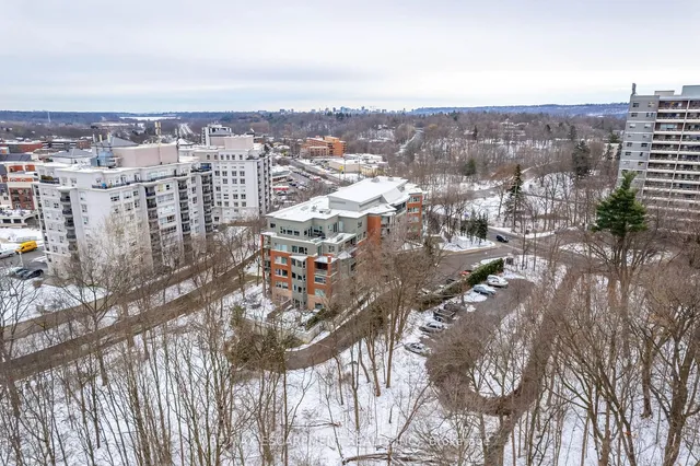 Additional image 38 of 77 GOVERNORS Rd Unit 201