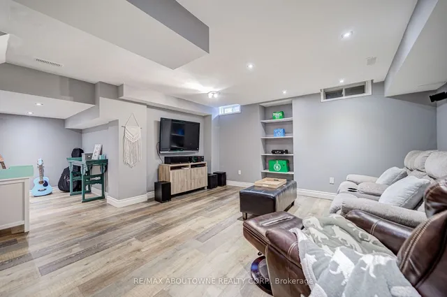 Additional image 37 of 2116 Newell Cres